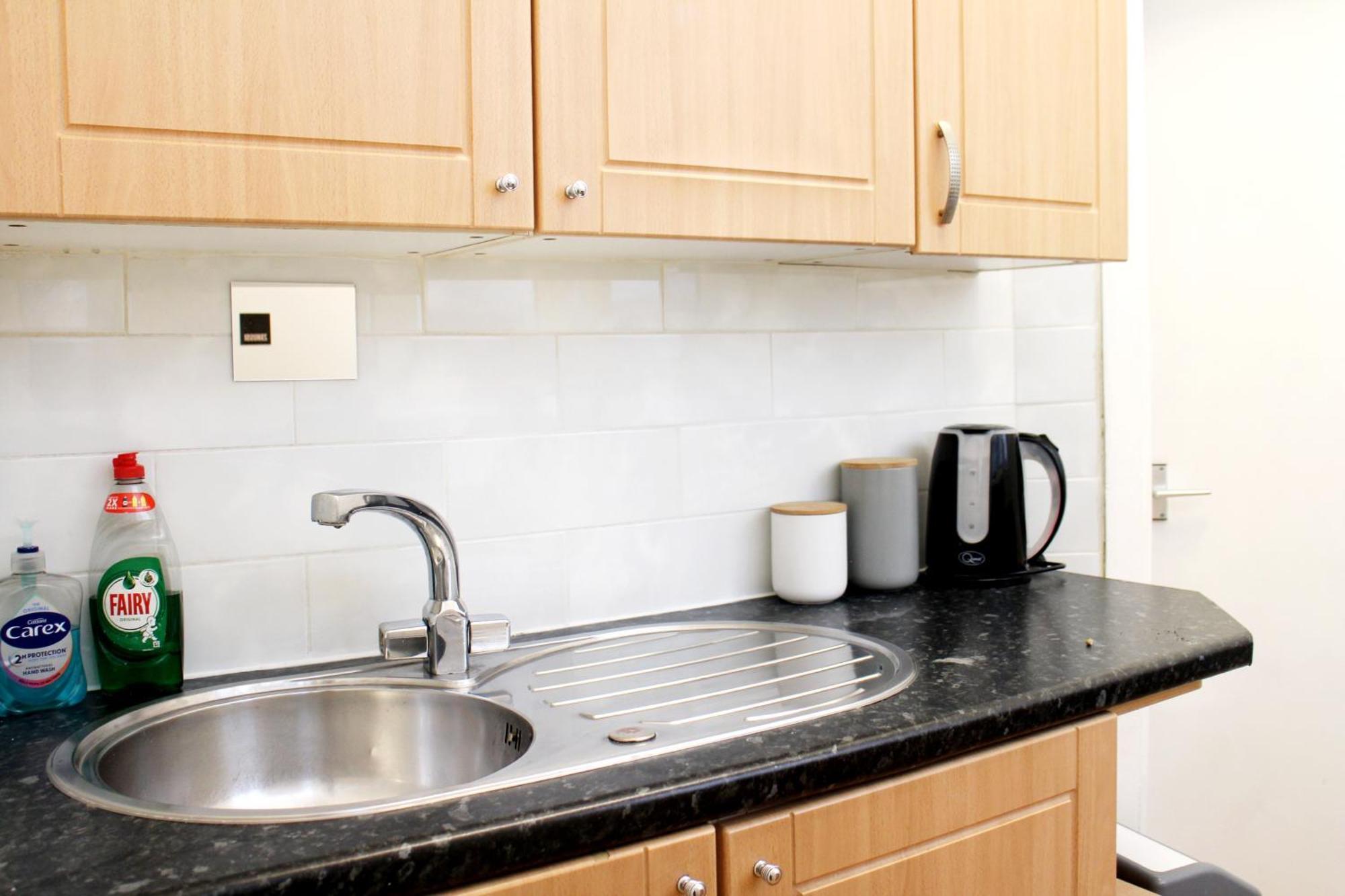 Large Garden Apartment On Golders Green High Road London Eksteriør bilde