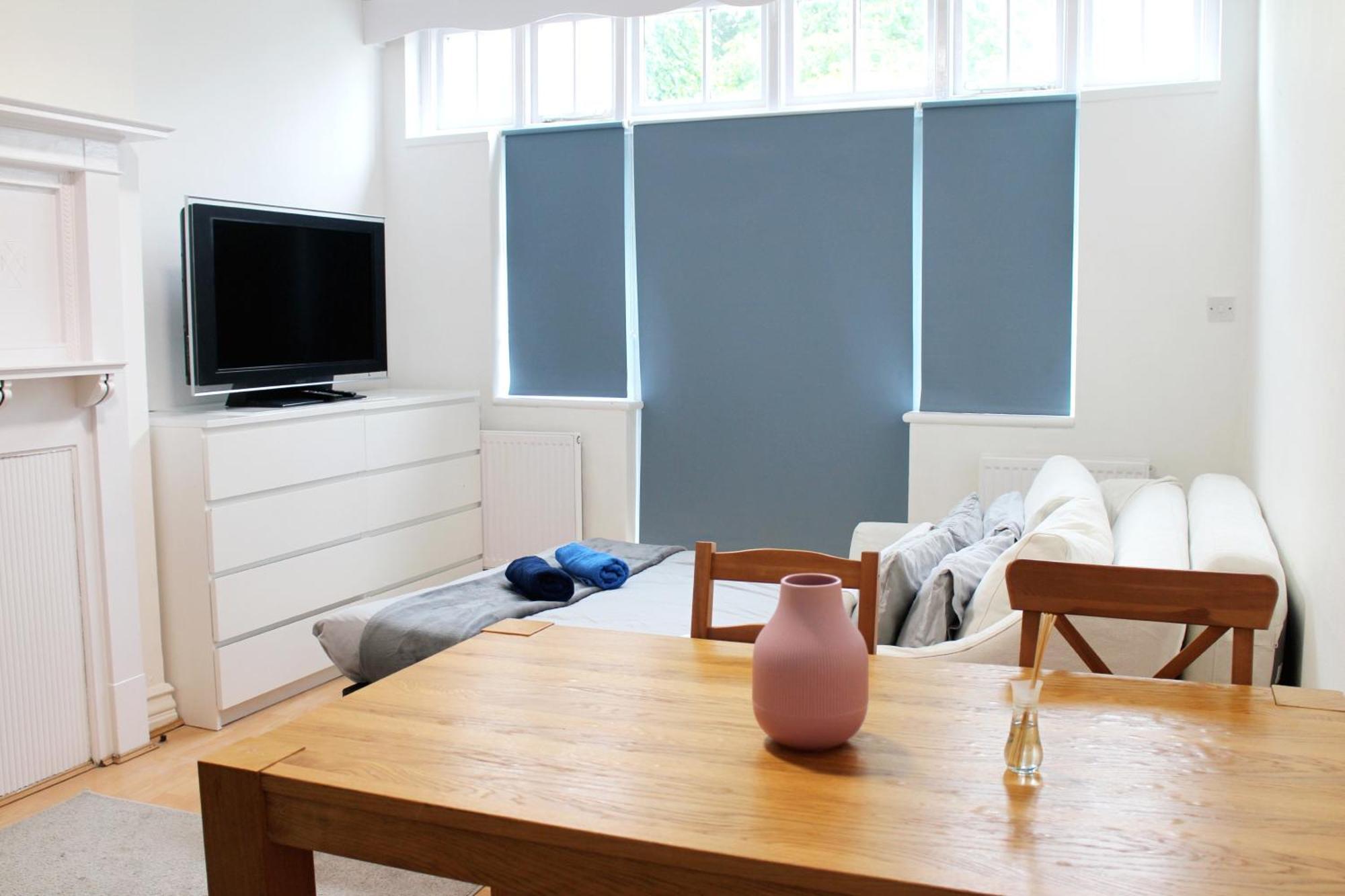 Large Garden Apartment On Golders Green High Road London Eksteriør bilde