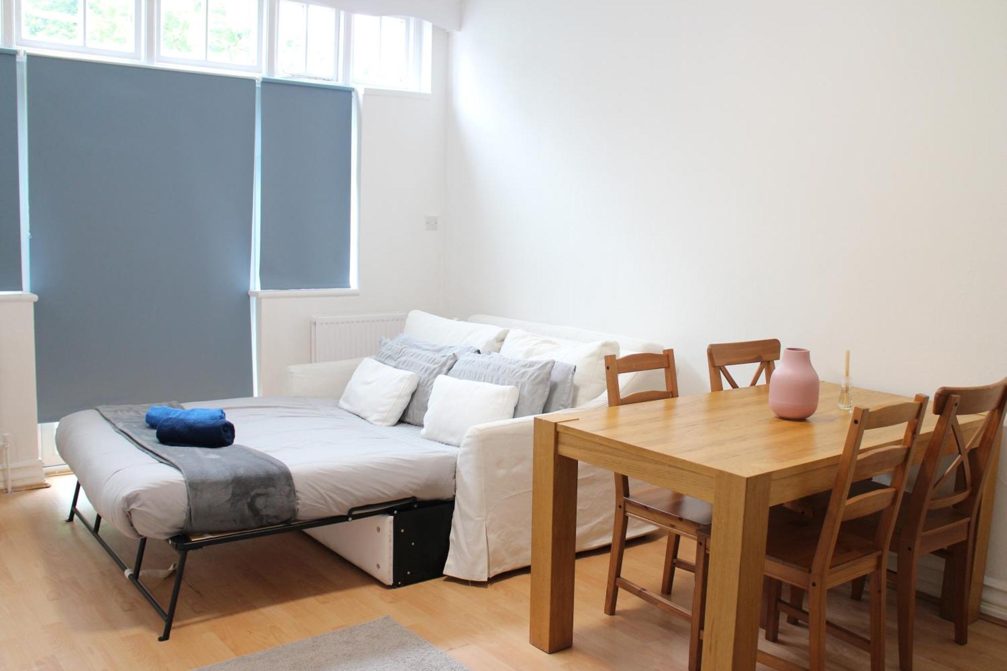 Large Garden Apartment On Golders Green High Road London Eksteriør bilde