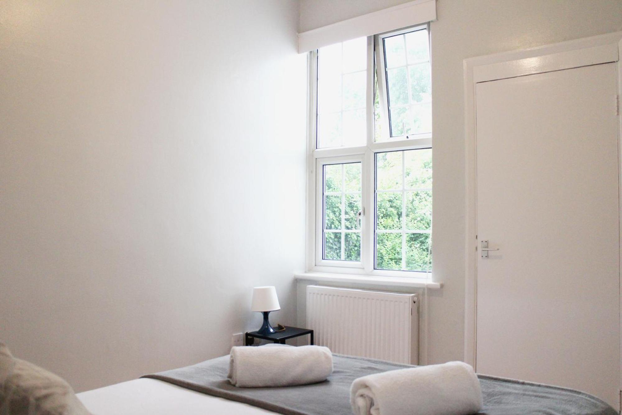 Large Garden Apartment On Golders Green High Road London Eksteriør bilde